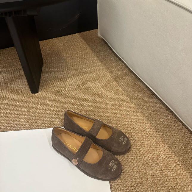 CHANEL 26S MARY JANE FLATS IN BROWN SUEDE CC LOGO