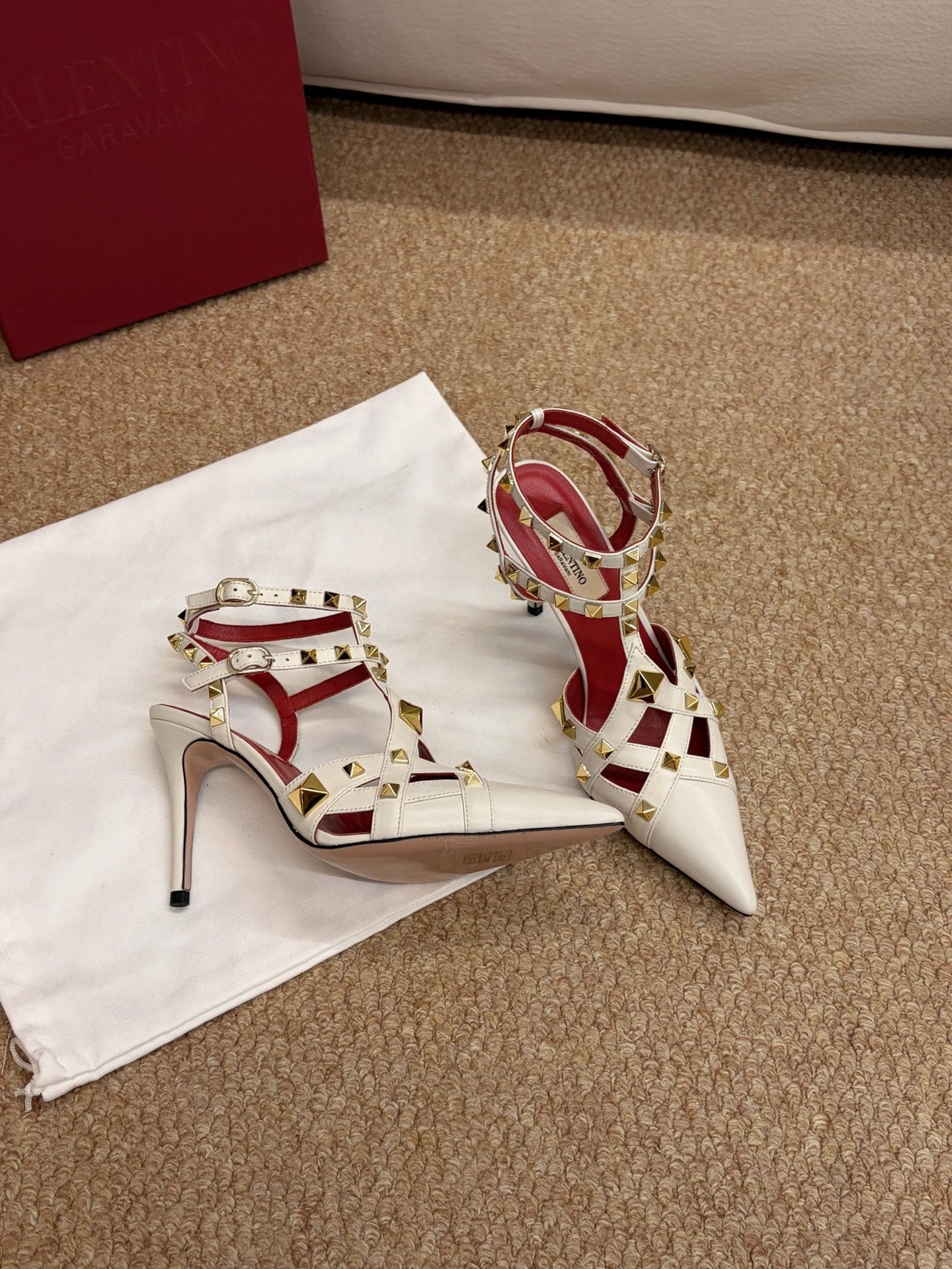 VALENTINO 26S OCKSTUD HEELS IN OFF-WHITE CALFSKIN