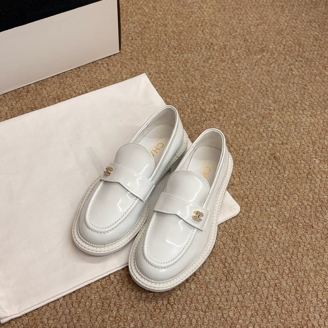 CHANEL 26S LOAFERS IN WHITE PATENT CALFSKIN CC LOGO