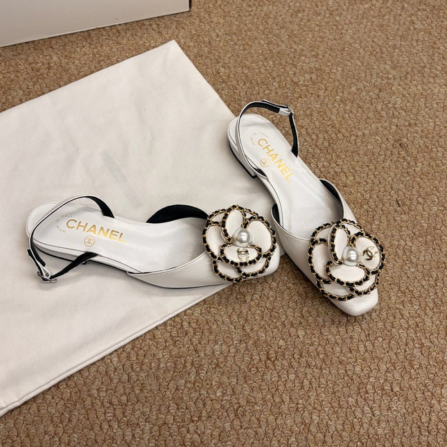 CHANEL 26S SLINGBACK FLATS IN WHITE CALFSKIN CAMELLIA PEARL