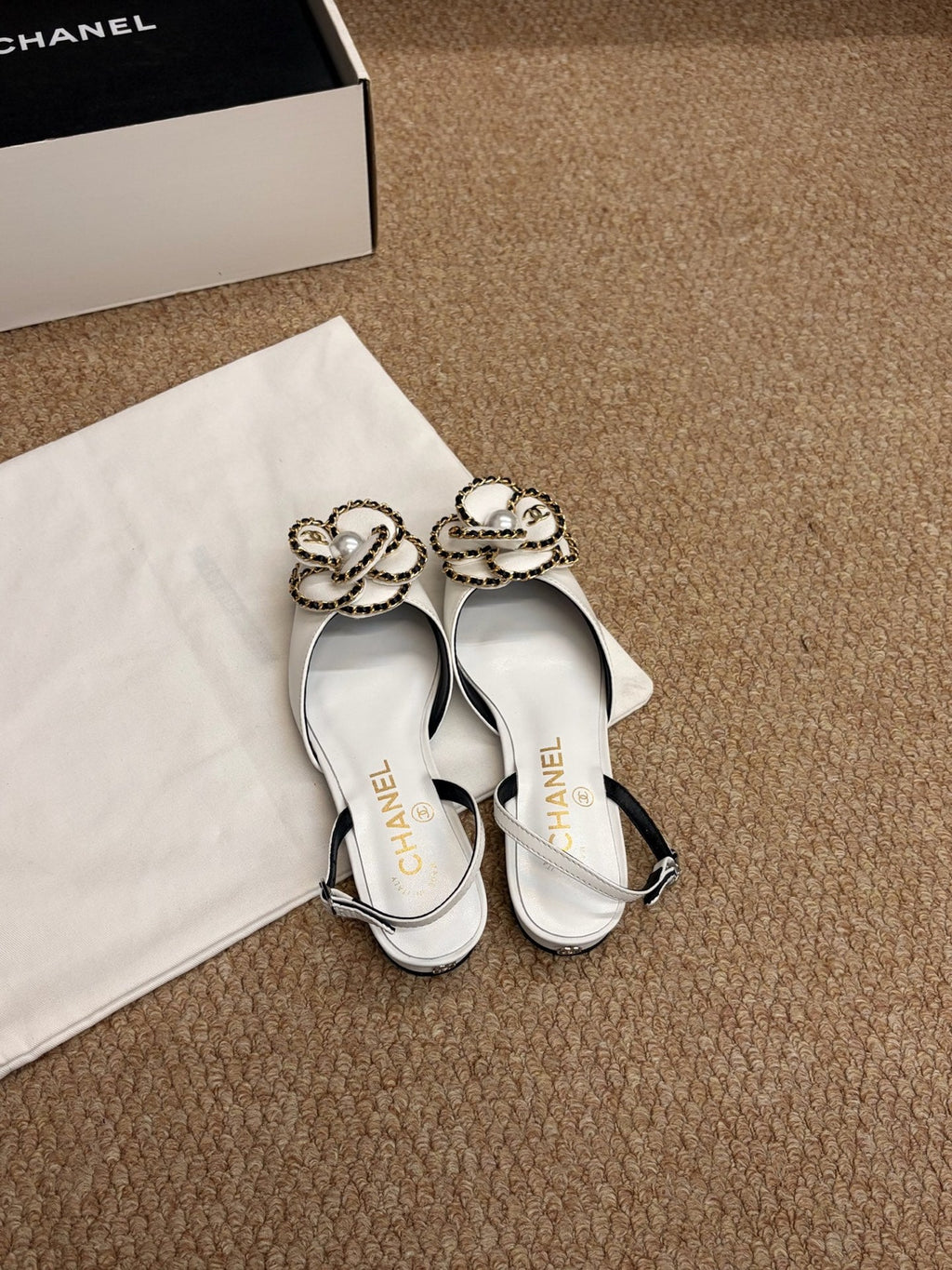 CHANEL 26S SLINGBACK FLATS IN WHITE CALFSKIN CAMELLIA PEARL