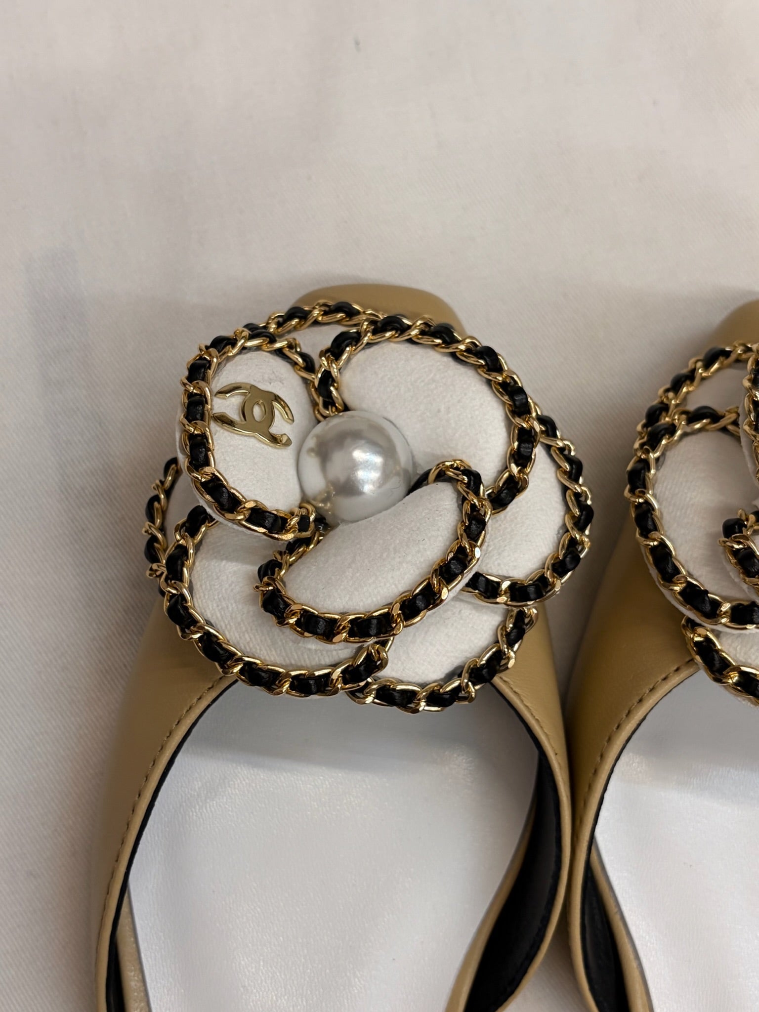 CHANEL 26S SLINGBACK FLATS IN BEIGE CALFSKIN CAMELLIA PEARL
