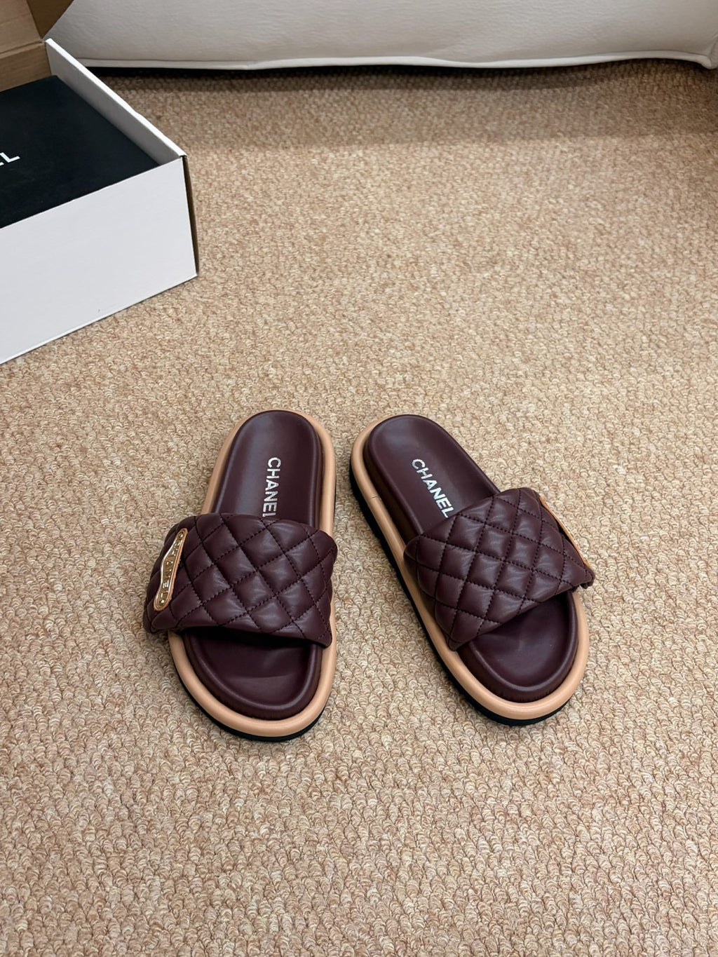CHANEL 26S SLIDE SANDALS IN BURGUNDY RED QUILTED CALFSKIN WITH LOGO PLAQUE
