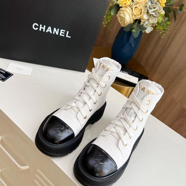 SHORT BOOTS IN WHITE TWEED AND BLACK CALFSKIN