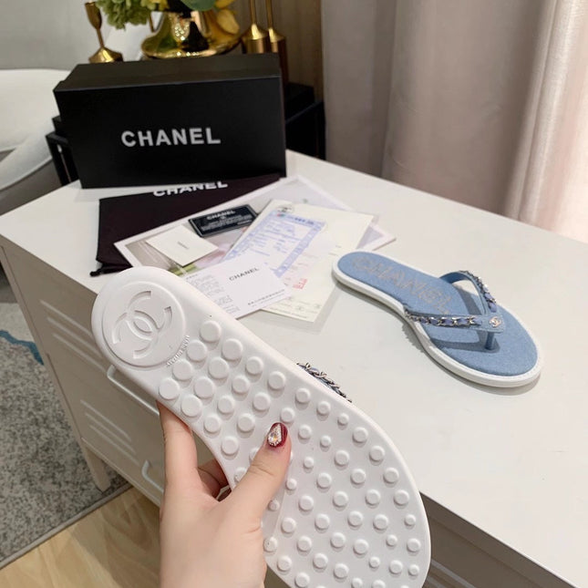 THONG SLIPPERS IN LIGHT BLUE DENIM