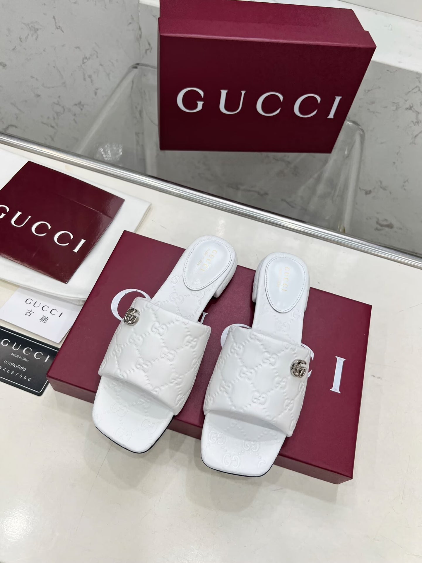 GG CASUAL SLIPPERS IN WHITE CALFSKIN LOGO EMBOSSING