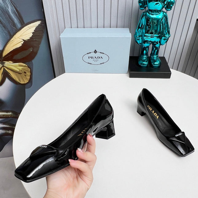 PRADA 26S SQUARE TOE PUMPS BLOCK HEEL 40MM IN BLACK PATENT CALFSKIN WITH LOGO