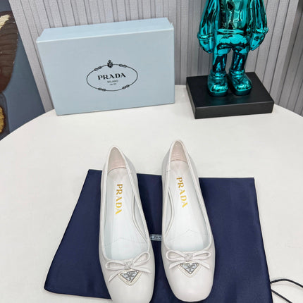 PRADA 26S ROUND TOE PUMPS BLOCK HEEL 40MM IN WHITE CALFSKIN WITH BOW