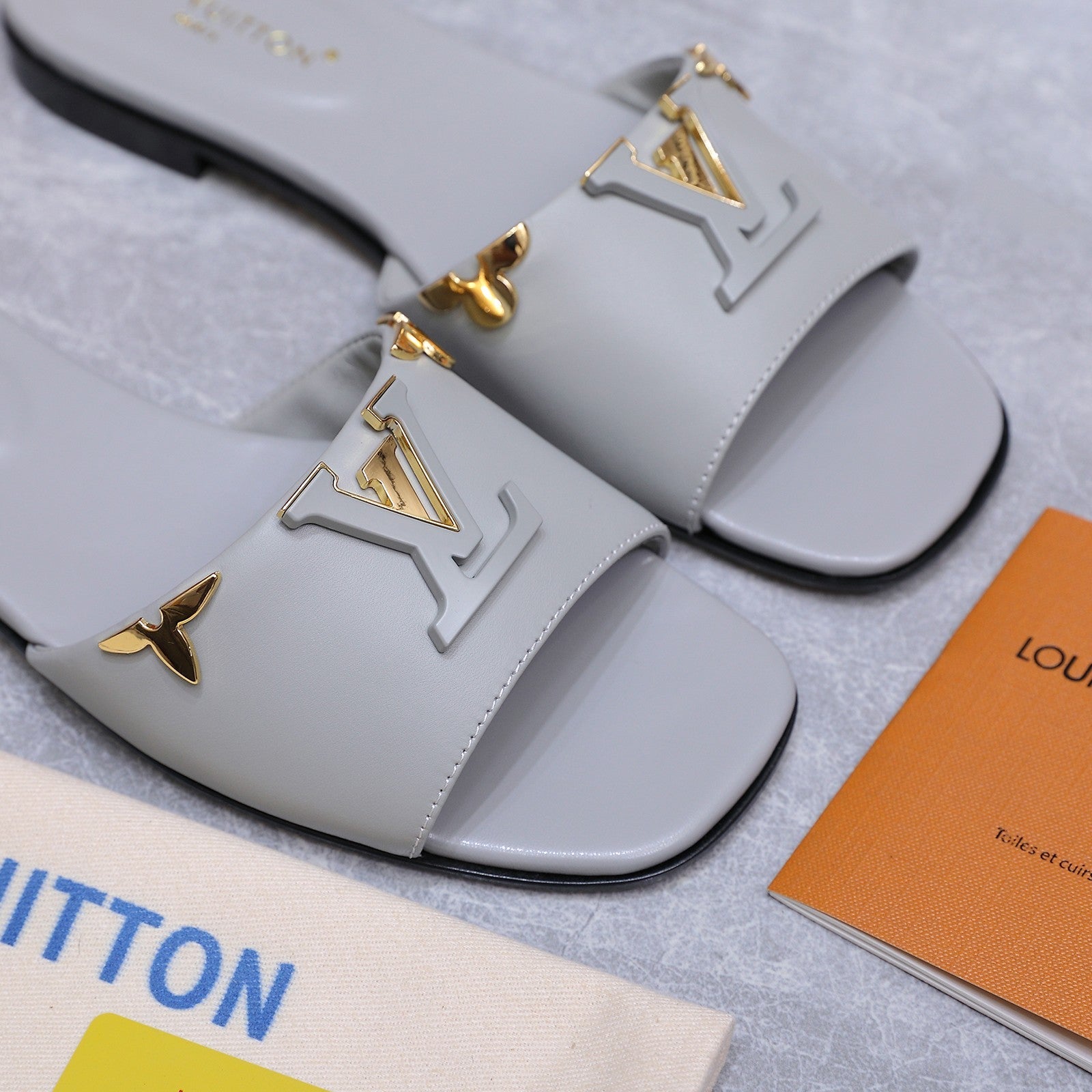 LV 26S FLAT SLIDE SANDALS IN LIGHT GREY CALFSKIN GOLD HARDWARE