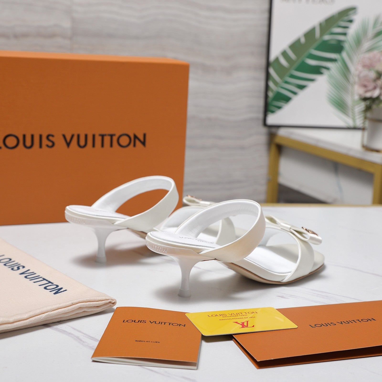 LV 26S SLIDE HEELS 40MM IN WHITE SATIN WITH BOW