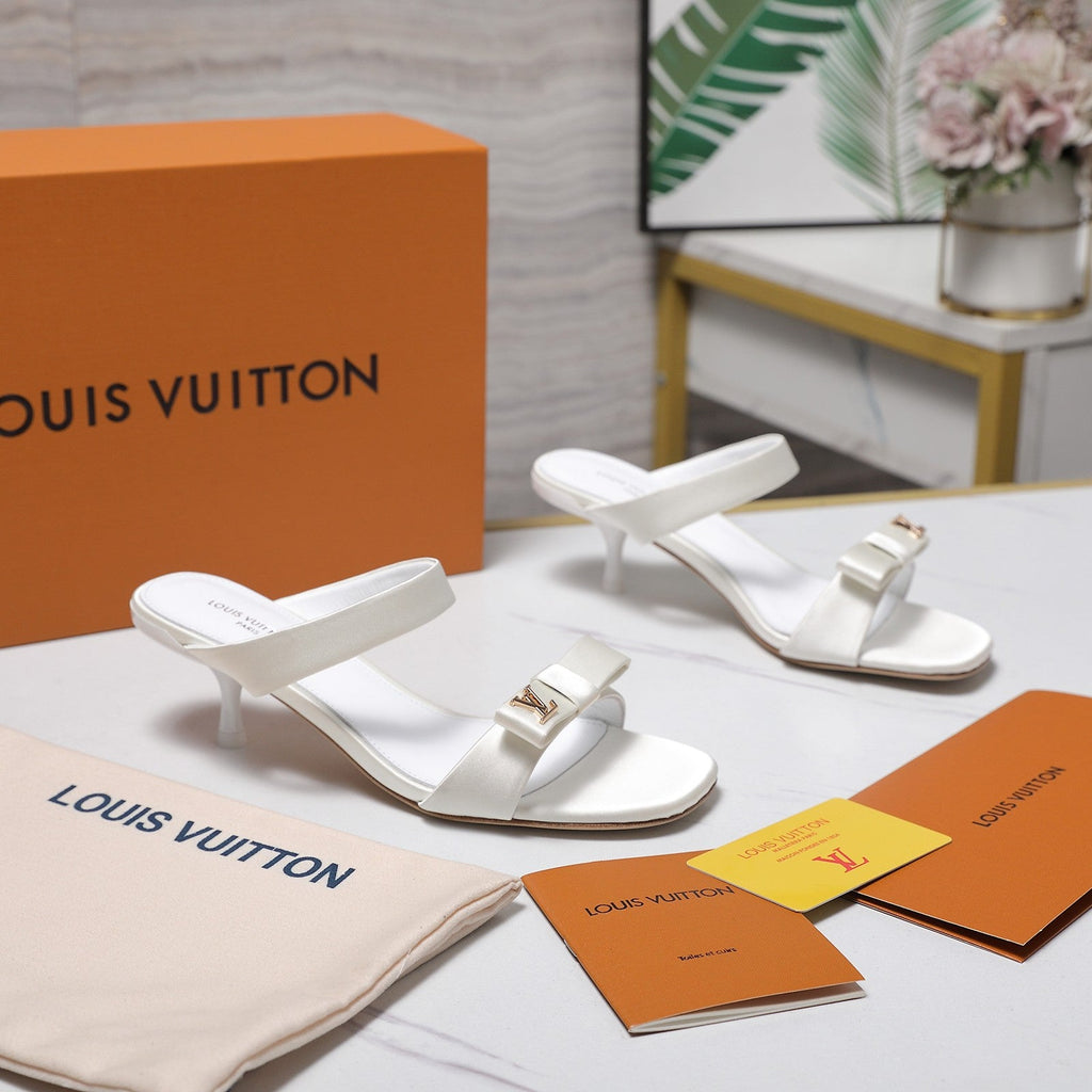 LV 26S SLIDE HEELS 40MM IN WHITE SATIN WITH BOW