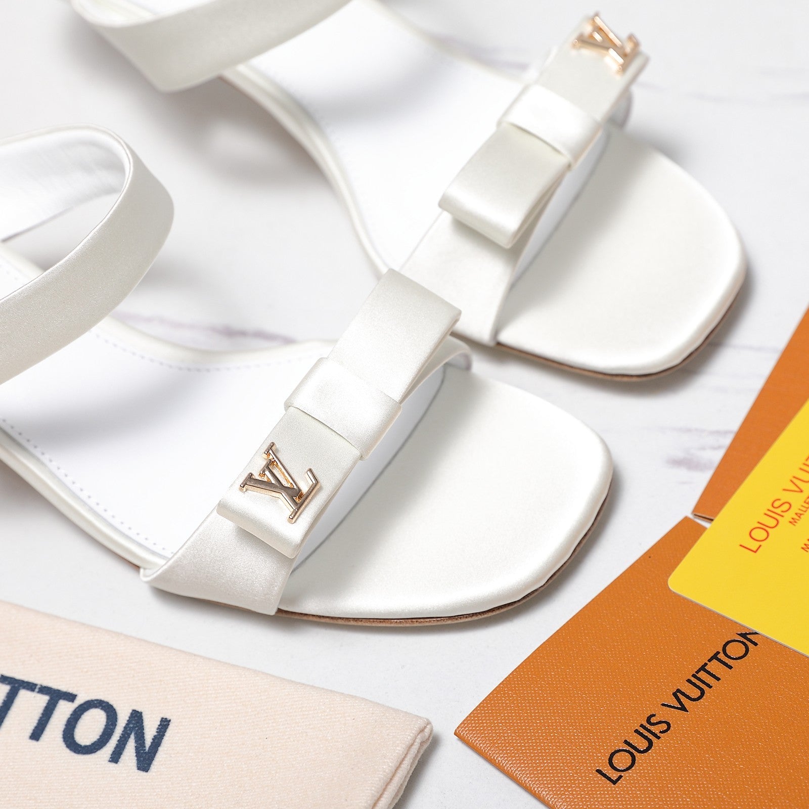 LV 26S SLIDE HEELS 40MM IN WHITE SATIN WITH BOW