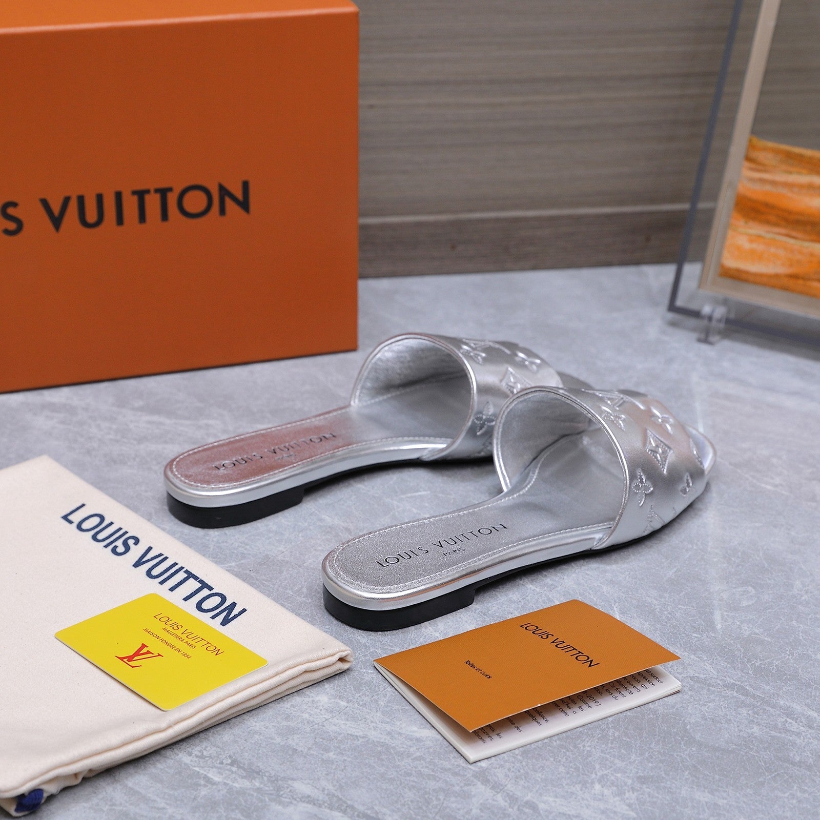 LV 26S FLAT SLIDE SANDALS IN SILVER CALFSKIN EMBOSSED MONOGRAM LOGO