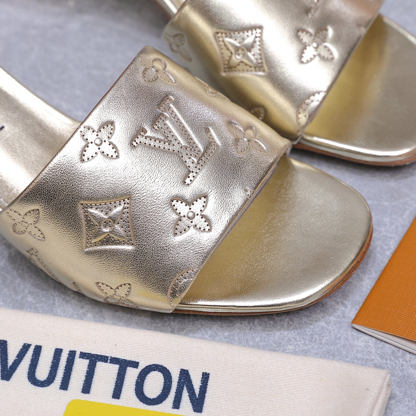 LV 26S 6AM MULE 55MM IN GOLD CALFSKIN EMBOSSED MONOGRAM LOGO
