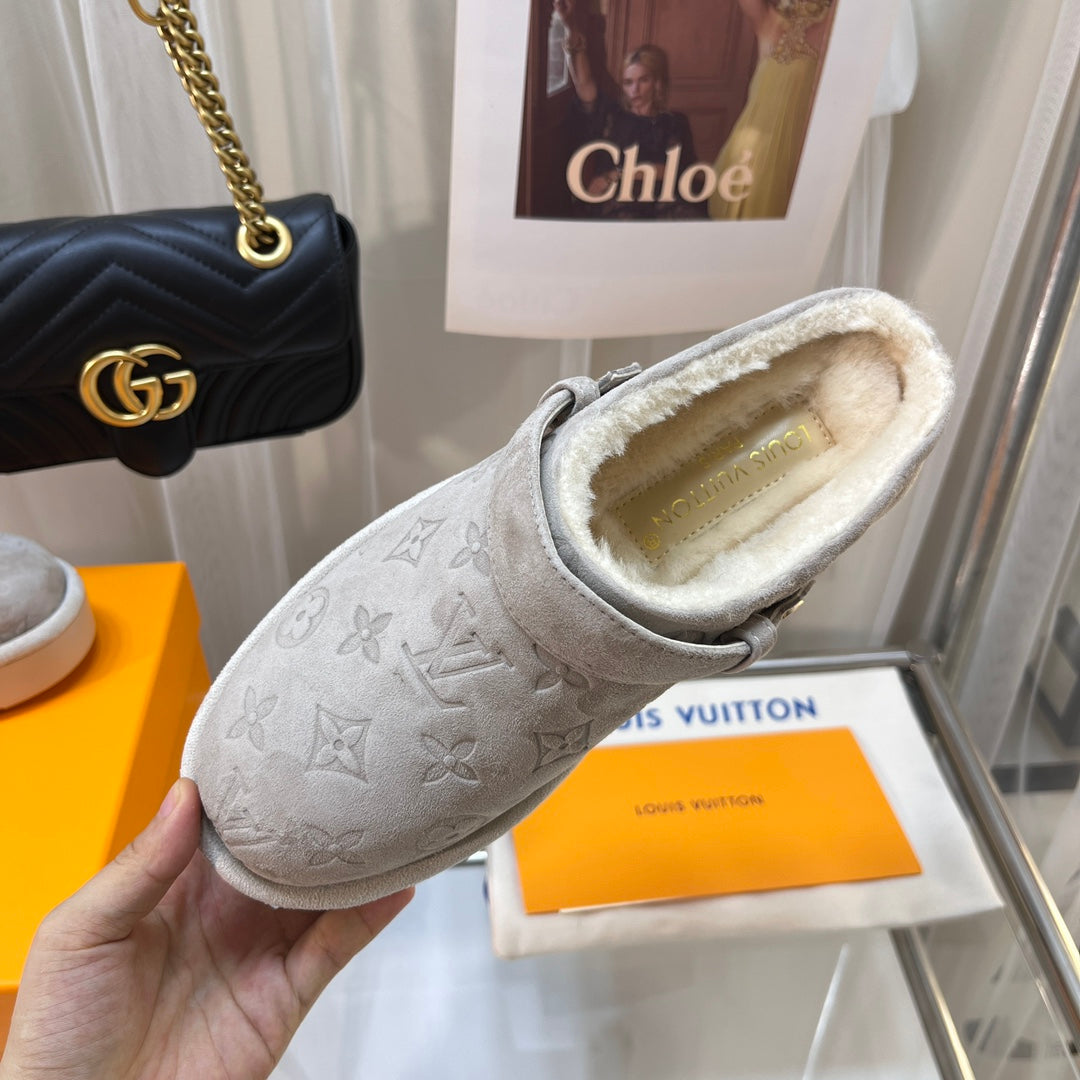 LV WOMEN'S COSY FLAT COMFORT CLOGS IN BEIGE MONOGRAM SUEDE
