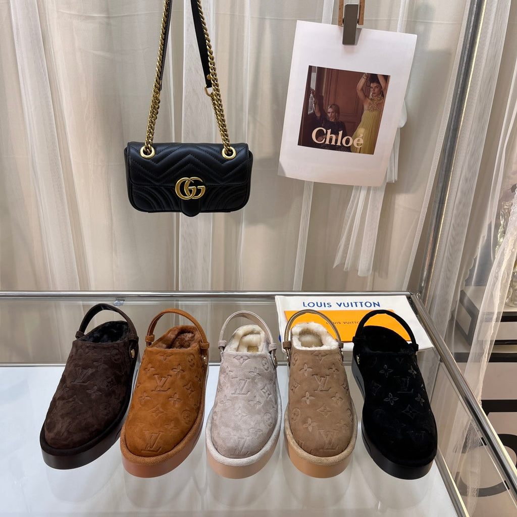 LV WOMEN'S COSY FLAT COMFORT CLOGS IN BEIGE MONOGRAM SUEDE