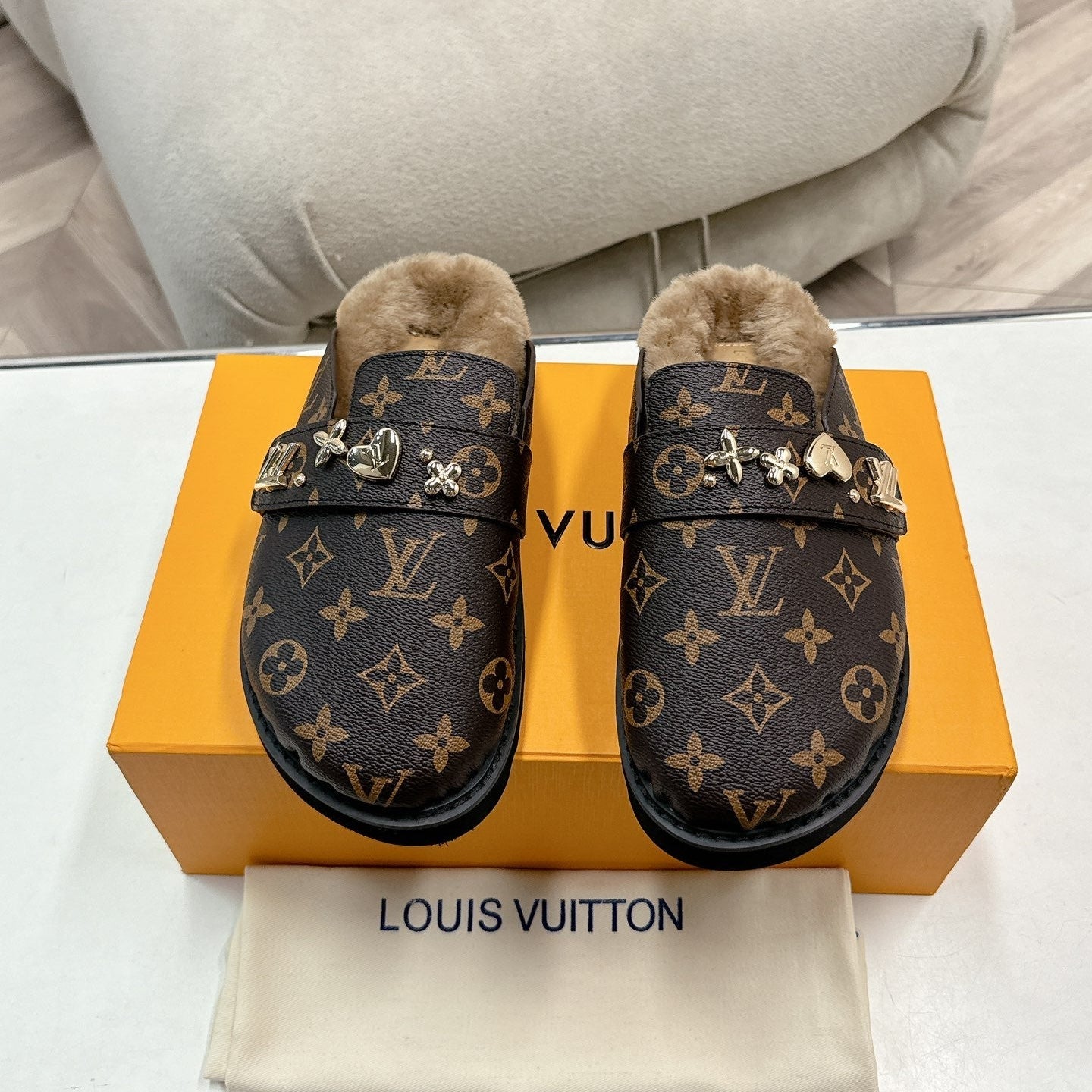 LV MULES IN BROWN MIN BLACK SHEARLING GOLD HARDWARE