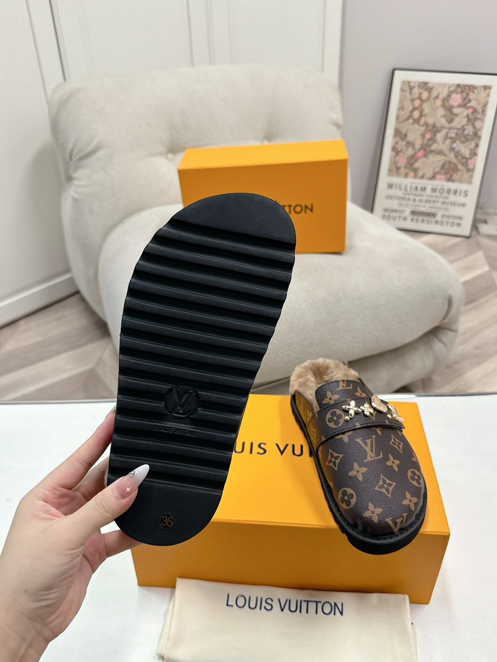 LV MULES IN BROWN MIN BLACK SHEARLING GOLD HARDWARE
