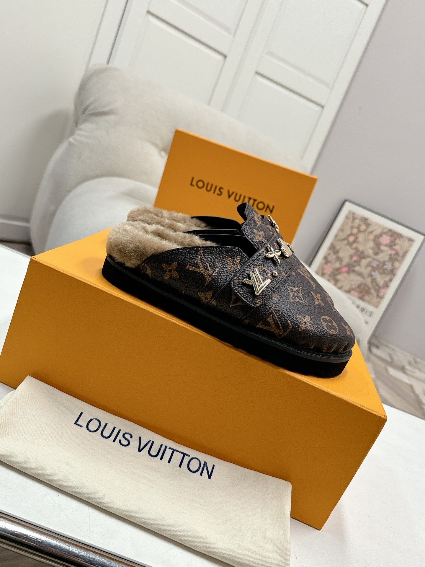 LV MULES IN BROWN MIN BLACK SHEARLING GOLD HARDWARE
