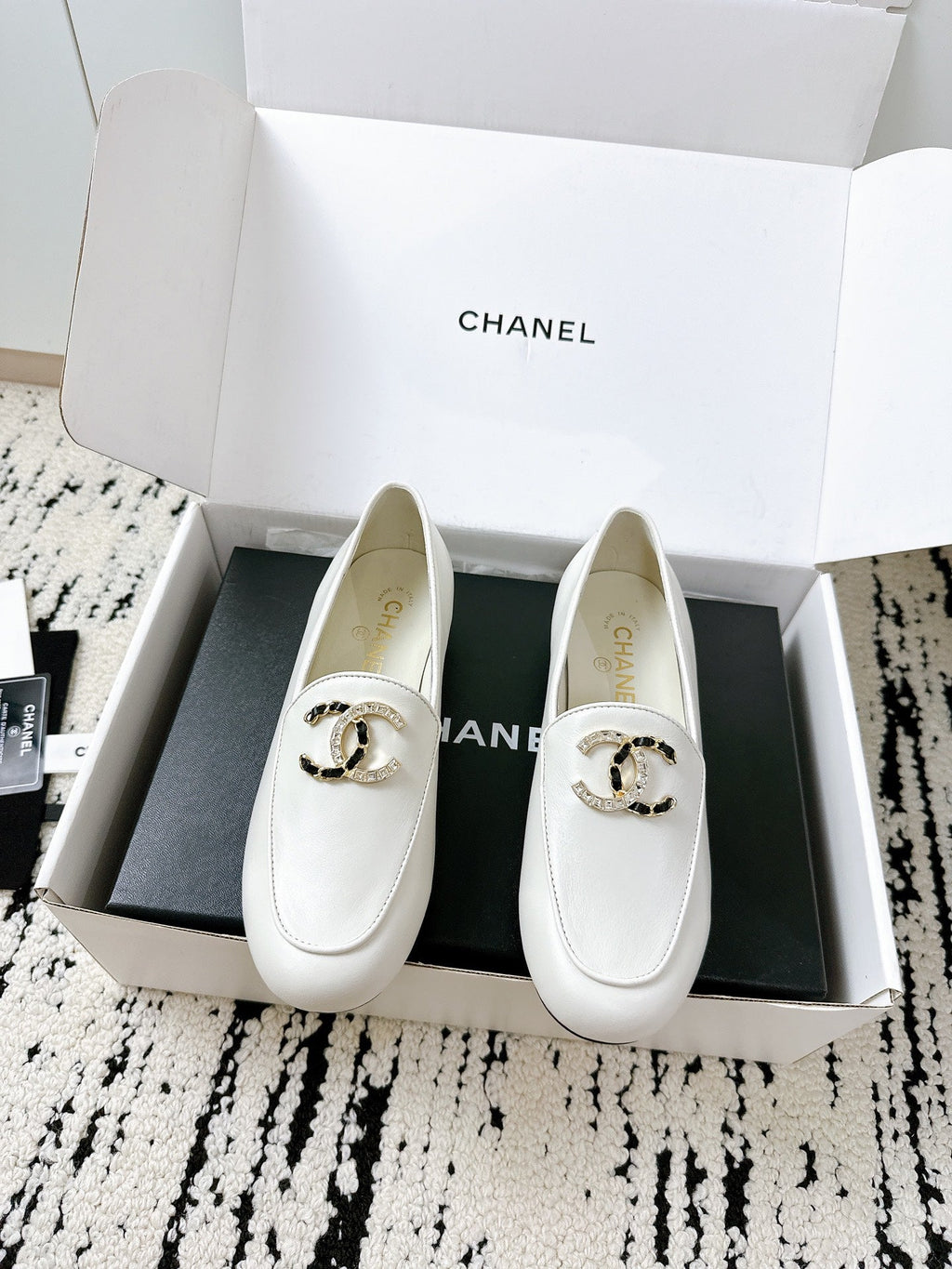 LOAFERS IN WHITE CALFSKIN HARDWARE WITH ROCK MIX CHAIN