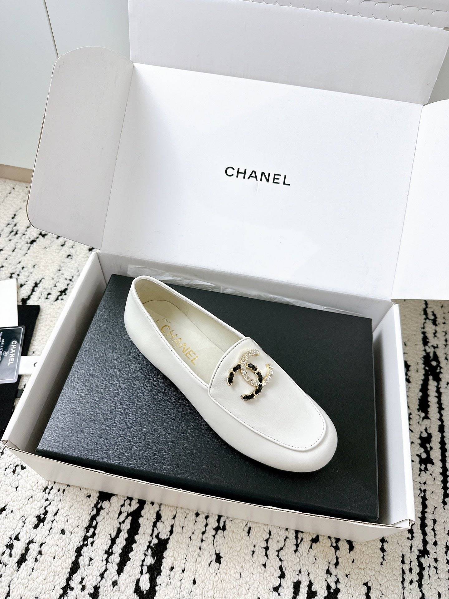 LOAFERS IN WHITE CALFSKIN HARDWARE WITH ROCK MIX CHAIN
