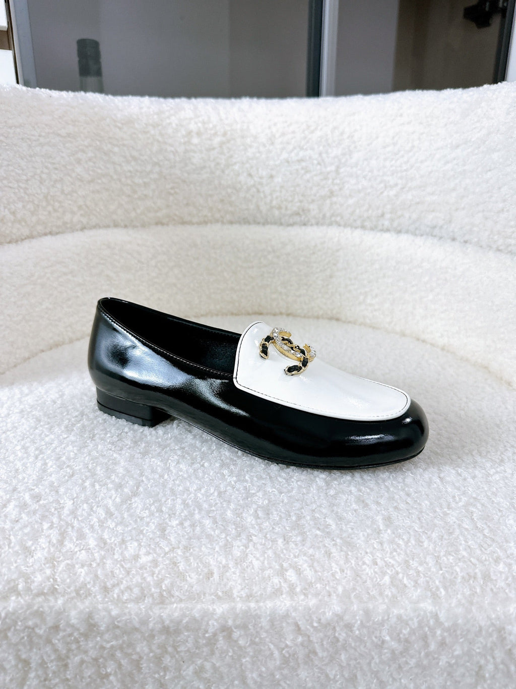 LOAFERS IN WHITE AND BLACK CALFSKIN HARDWARE WITH ROCK MIX CHAIN