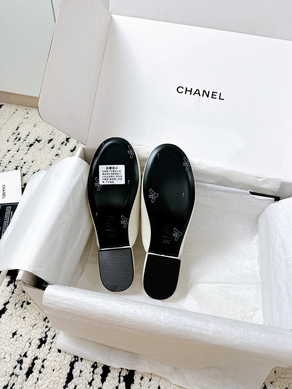 CC FLAT MULE IN WHITE CALFSKIN HARDWARE WITH ROCK MIX CHAIN