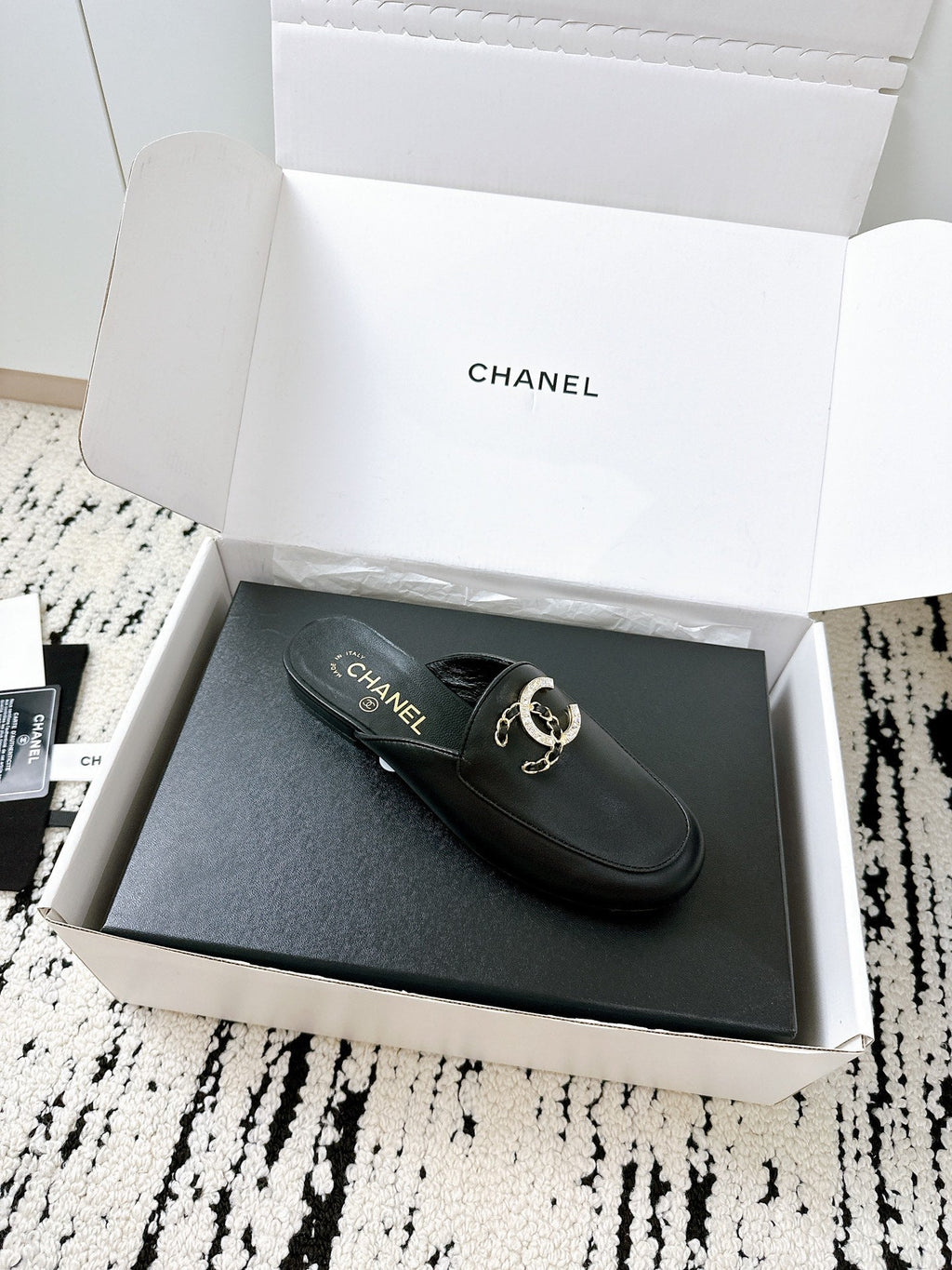 CC FLAT MULE IN BLACK CALFSKIN HARDWARE WITH ROCK MIX CHAIN