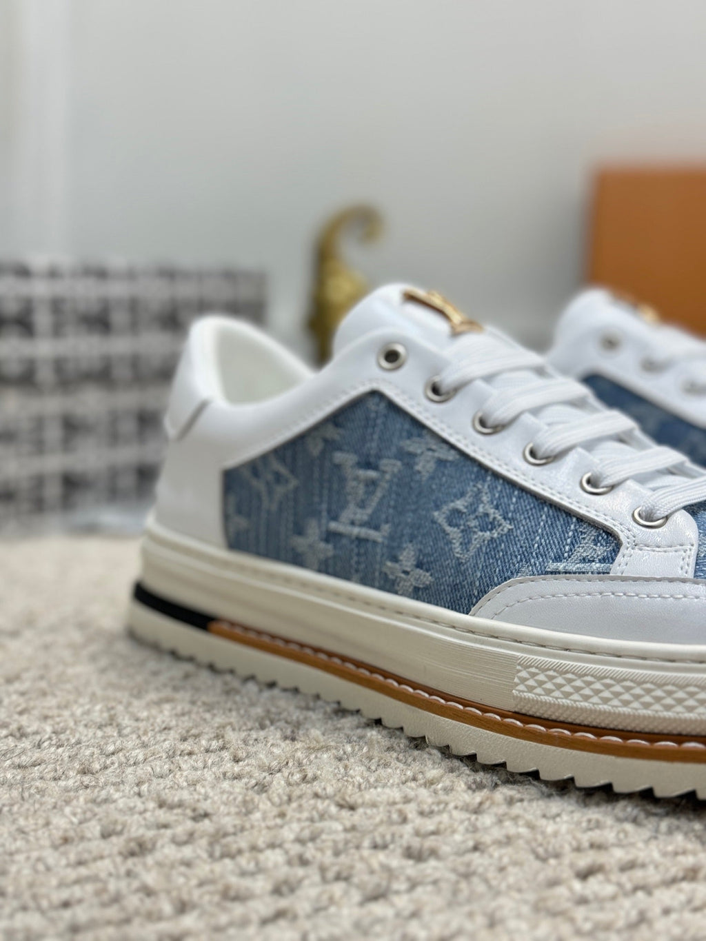 LV TRAINERS IN WHITE CALFSKIN AND SAPPHIRE BLUE JACQUARD