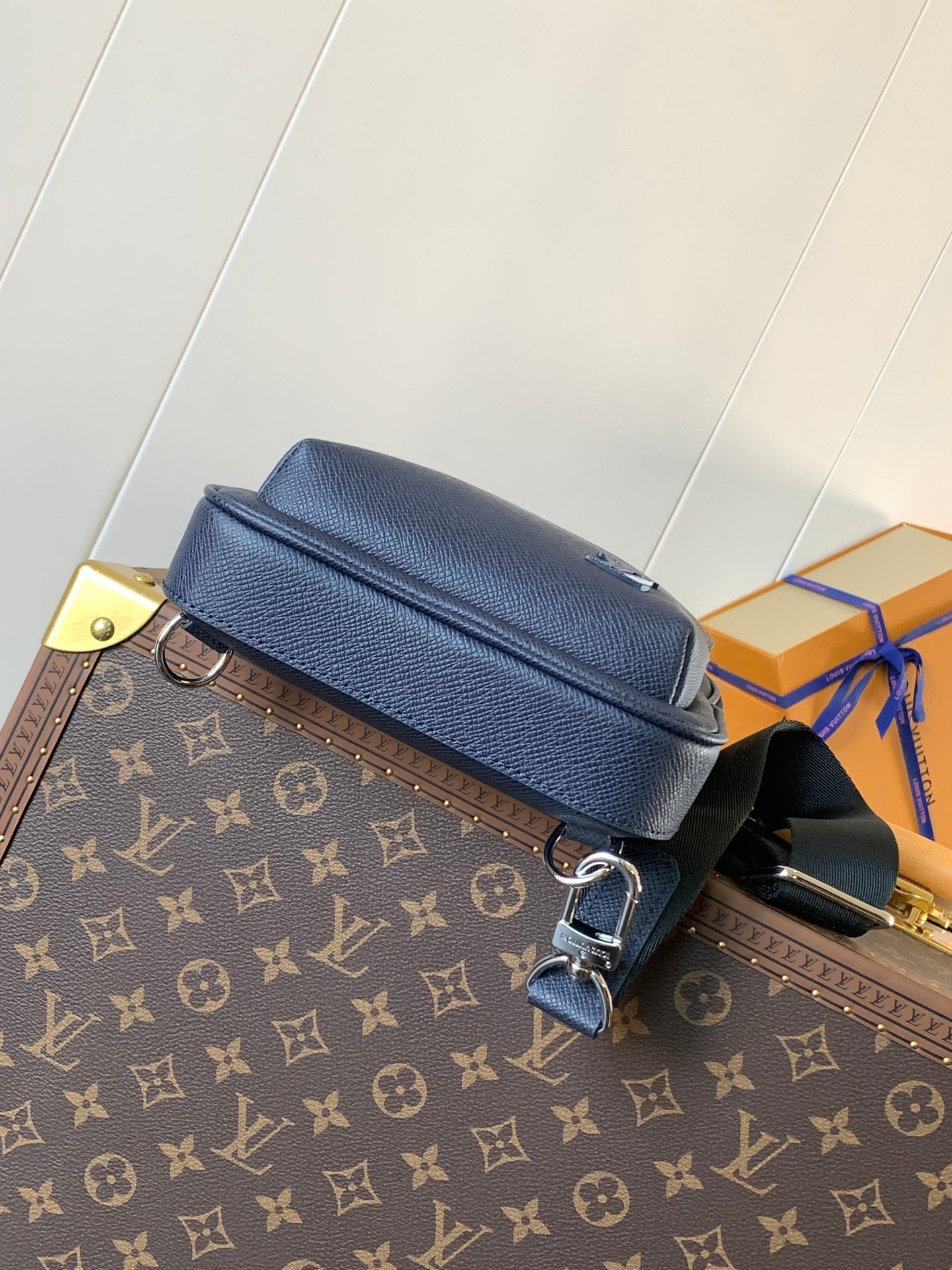 AVENUE SLINGBAG 31 IN NAVY BLUE TAIGA LEATHER