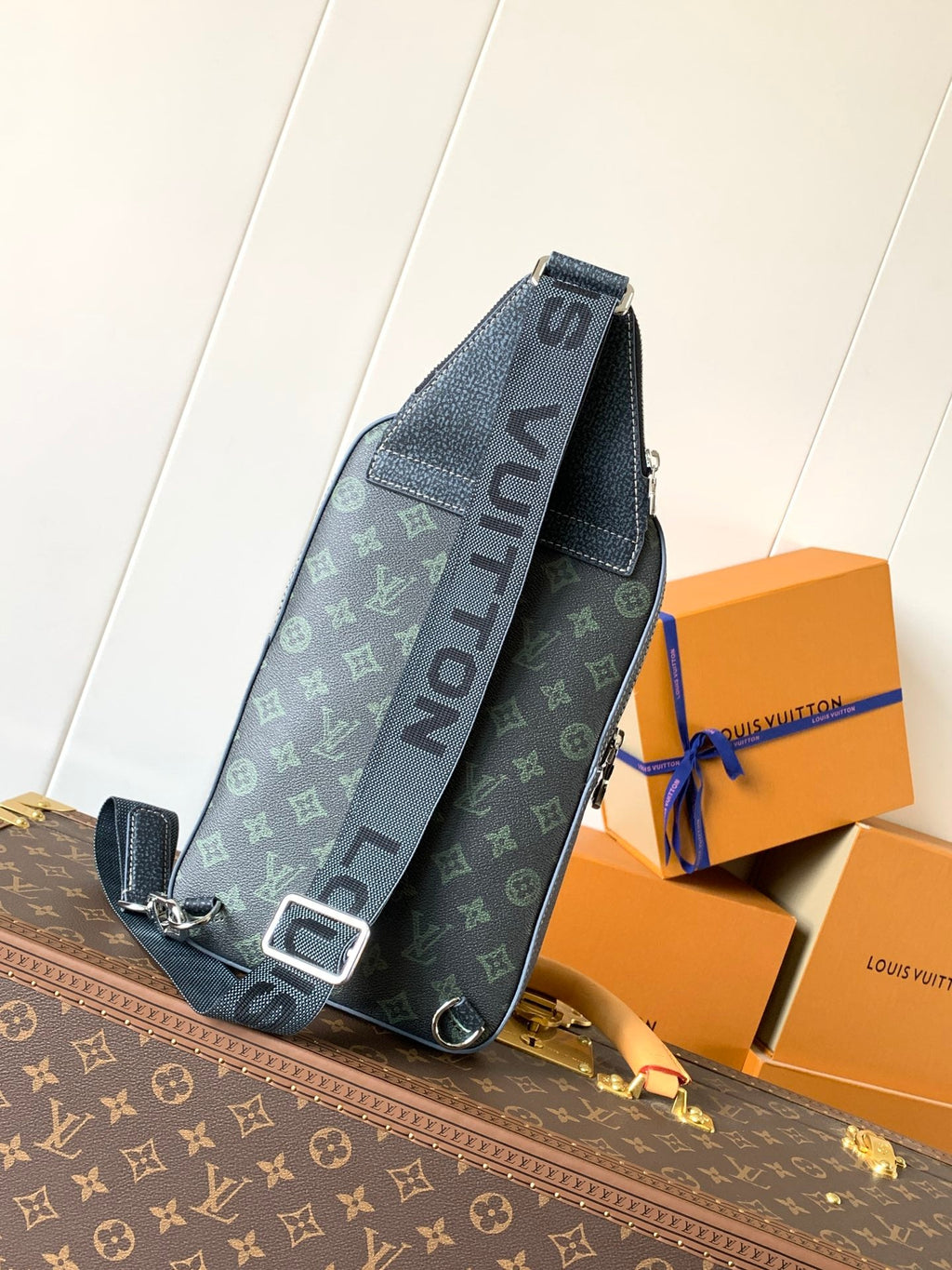 AVENUE SLINGBAG 31 IN BLACK MONOGRAM CANVAS WITH BROWN LOGO