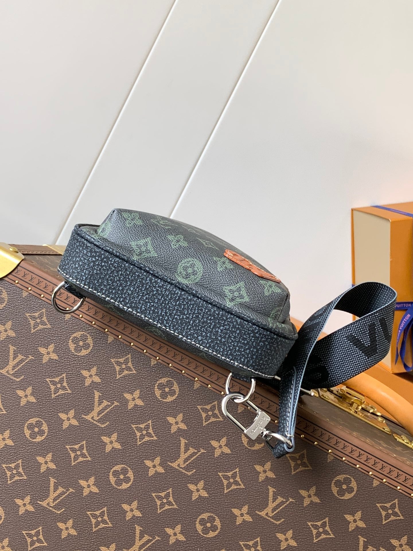 AVENUE SLINGBAG 31 IN BLACK MONOGRAM CANVAS WITH BROWN LOGO