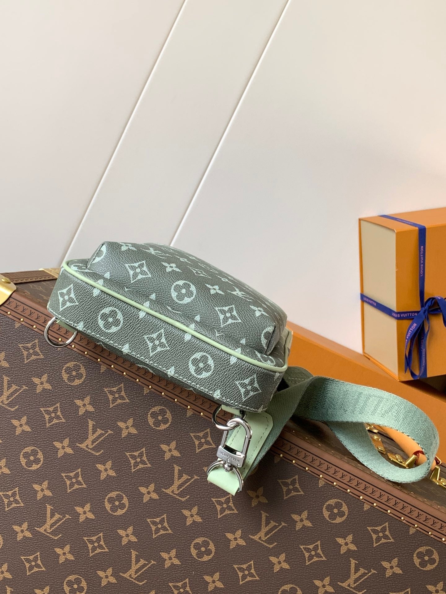AVENUE SLINGBAG 31 IN WHITE AND BLACK OMBRE MONOGRAM CANVAS