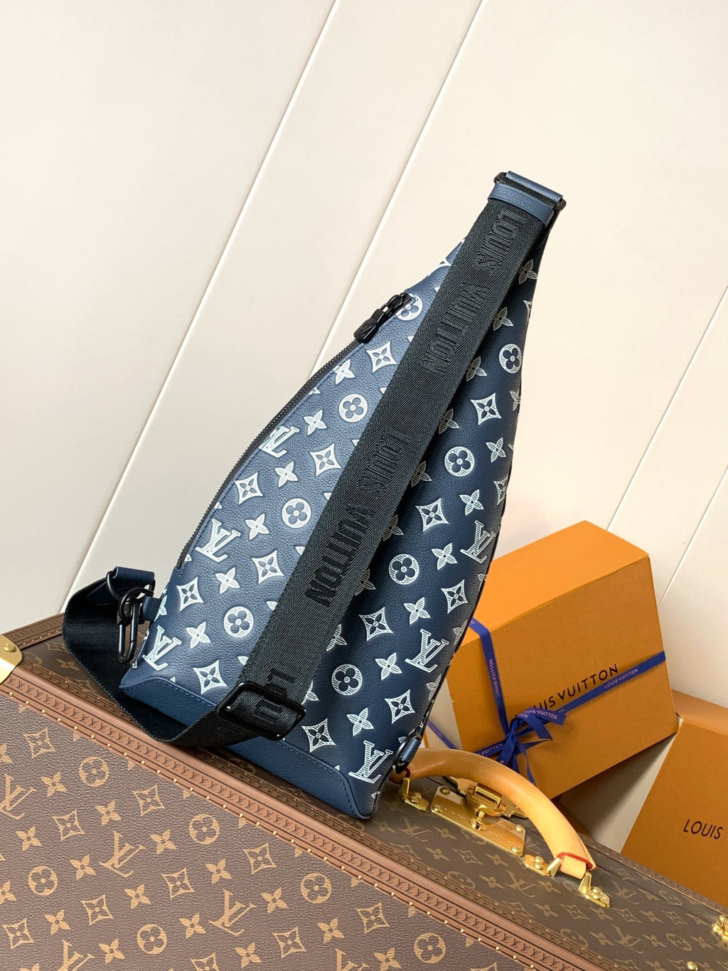 DUO CROSSBAG BAG 42 IN BLUE AND WHITE MONOGRAM SHADOW COWHIDE