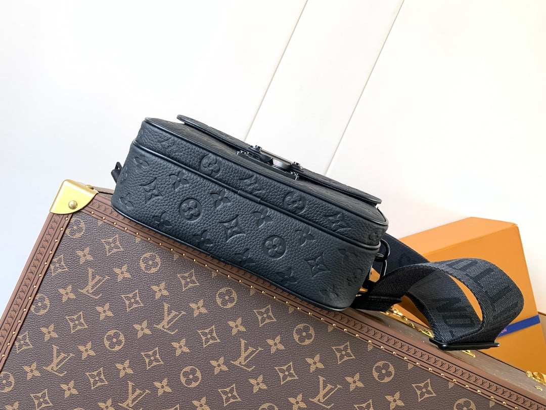 LV 26S S LOCK CROSSBODY BAG 22 IN BLACK EMBOSSED TAURILLON LEATHER