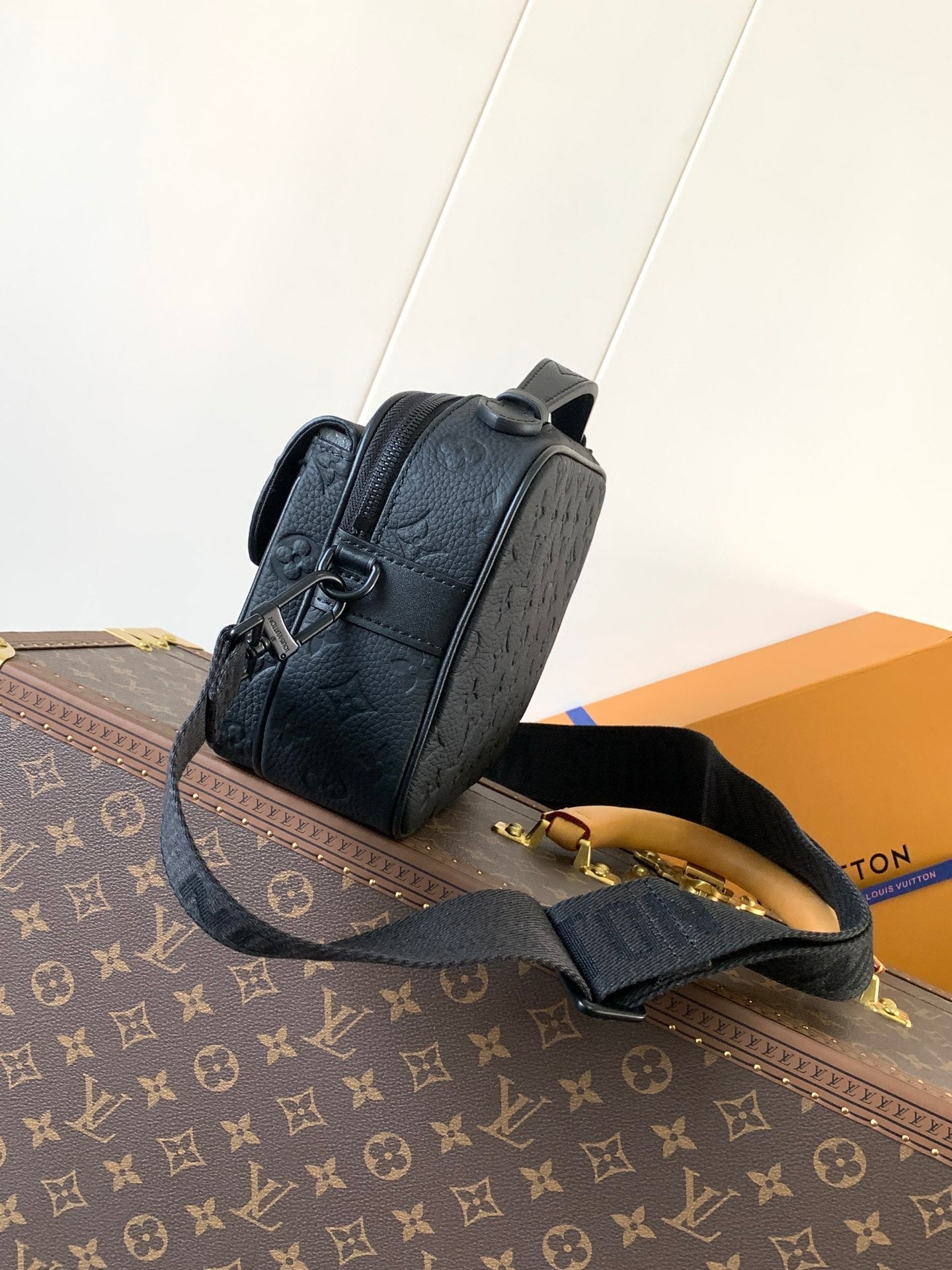 LV 26S S LOCK CROSSBODY BAG 22 IN BLACK EMBOSSED TAURILLON LEATHER