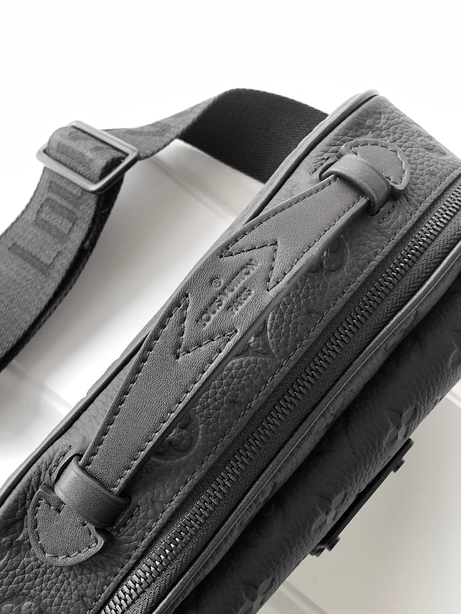 LV 26S S LOCK CROSSBODY BAG 22 IN BLACK EMBOSSED TAURILLON LEATHER