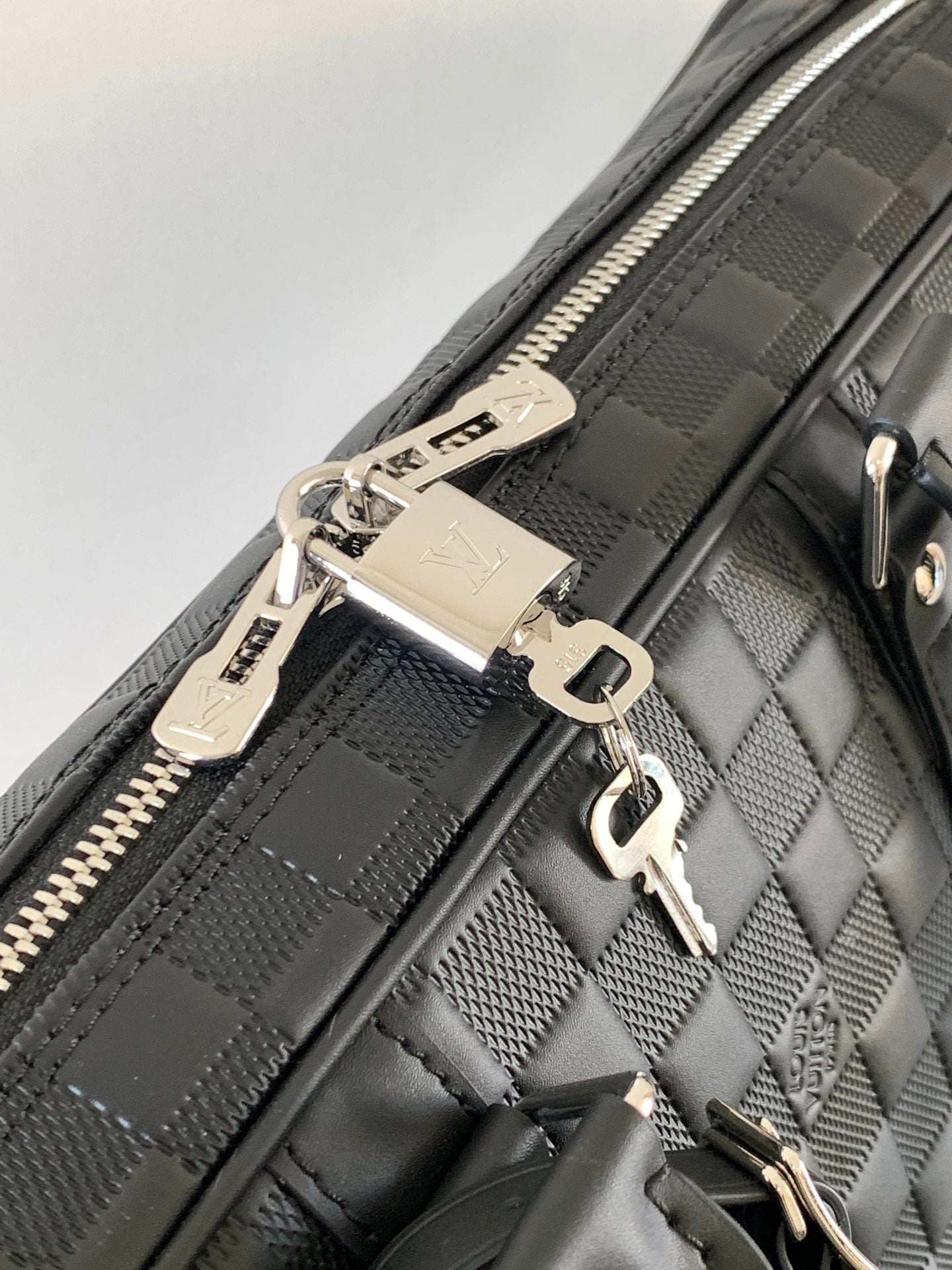 LV 25S PORTE- DOCUMENTS VOYAGE 41 IN BLACK EMBOSSED DAMIER INFINI CALFSKIN