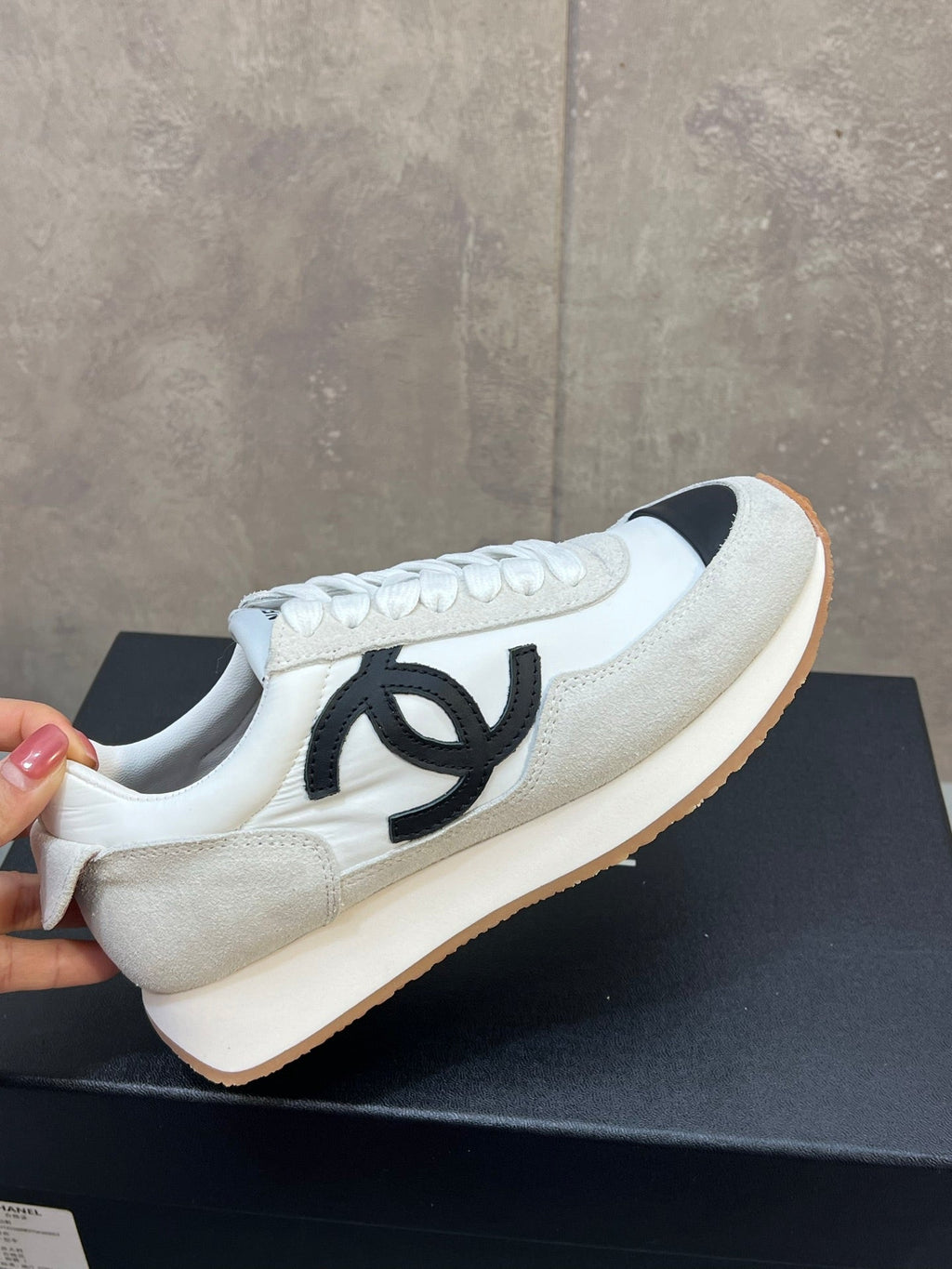 CHANEL 26S RUNNING SNEAKERS IN WHITE AND LIGHT GREY SUEDE AND NYLON CC LOGO