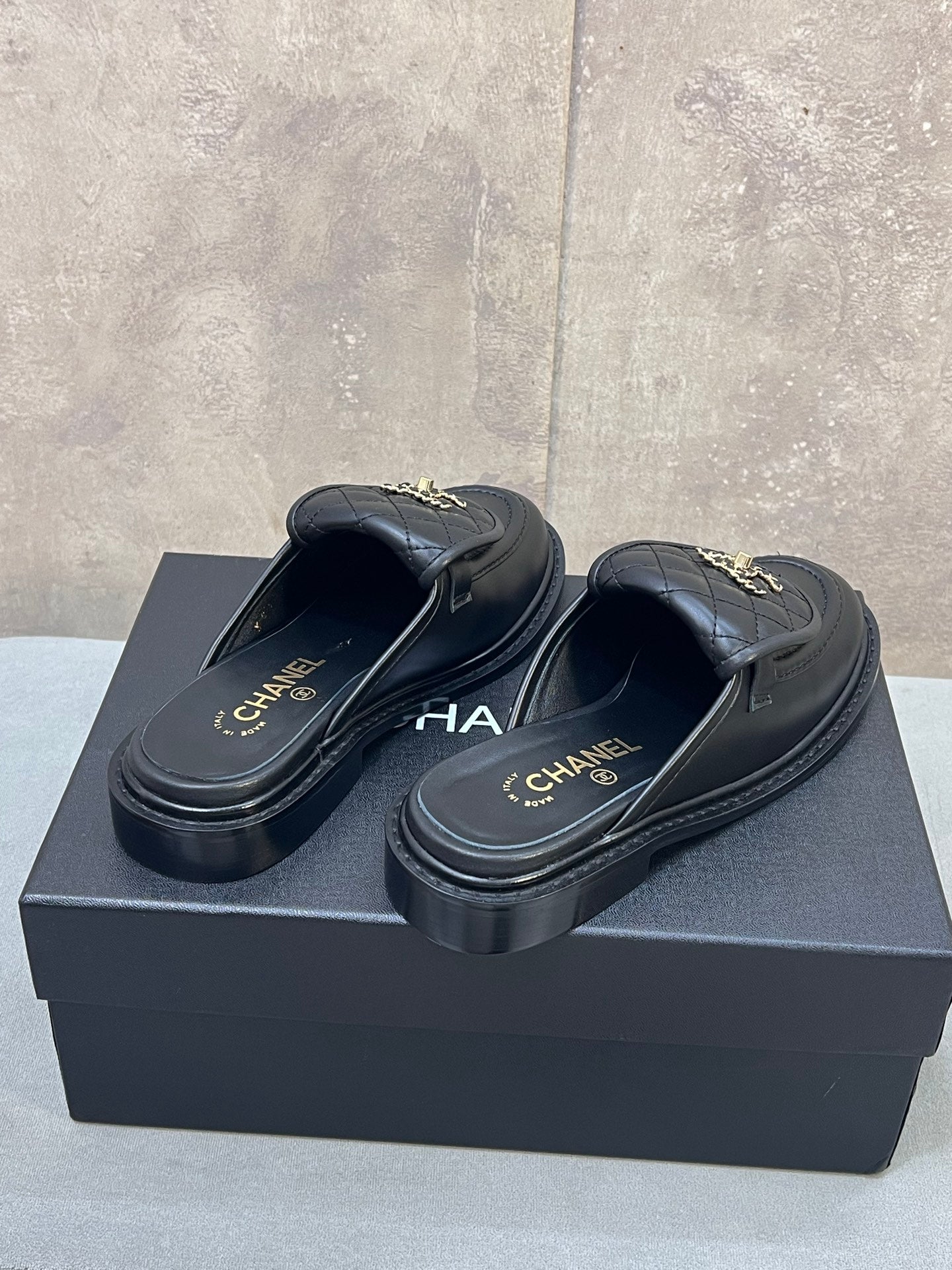 CHANEL 26S MULE LOAFERS IN BLACK QUILTED CALFSKIN WITH CC LOGO