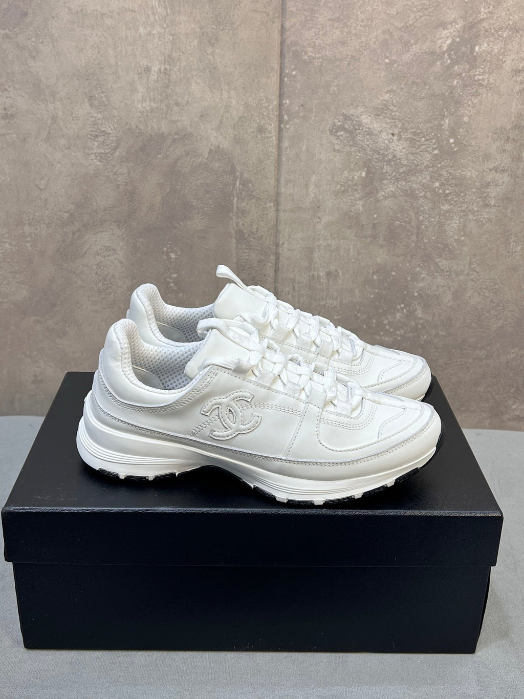 CHANEL 26S RUNNER CC LOGO SNEAKERS IN WHITE CALFSKIN