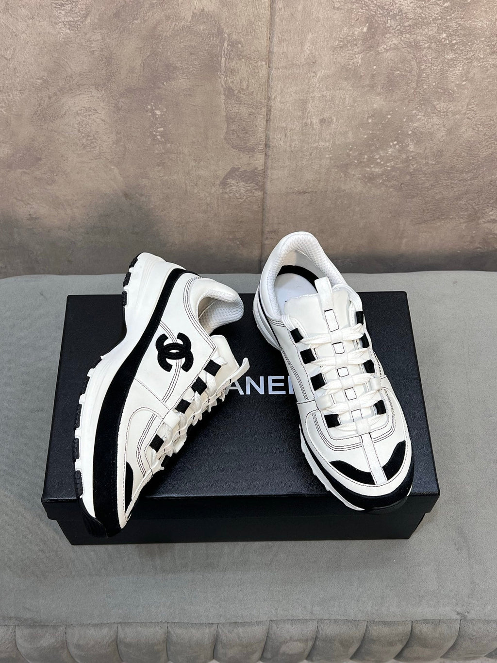 CHANEL 26S RUNNER CC LOGO SNEAKERS IN WHITE AND BLACK CALFSKIN