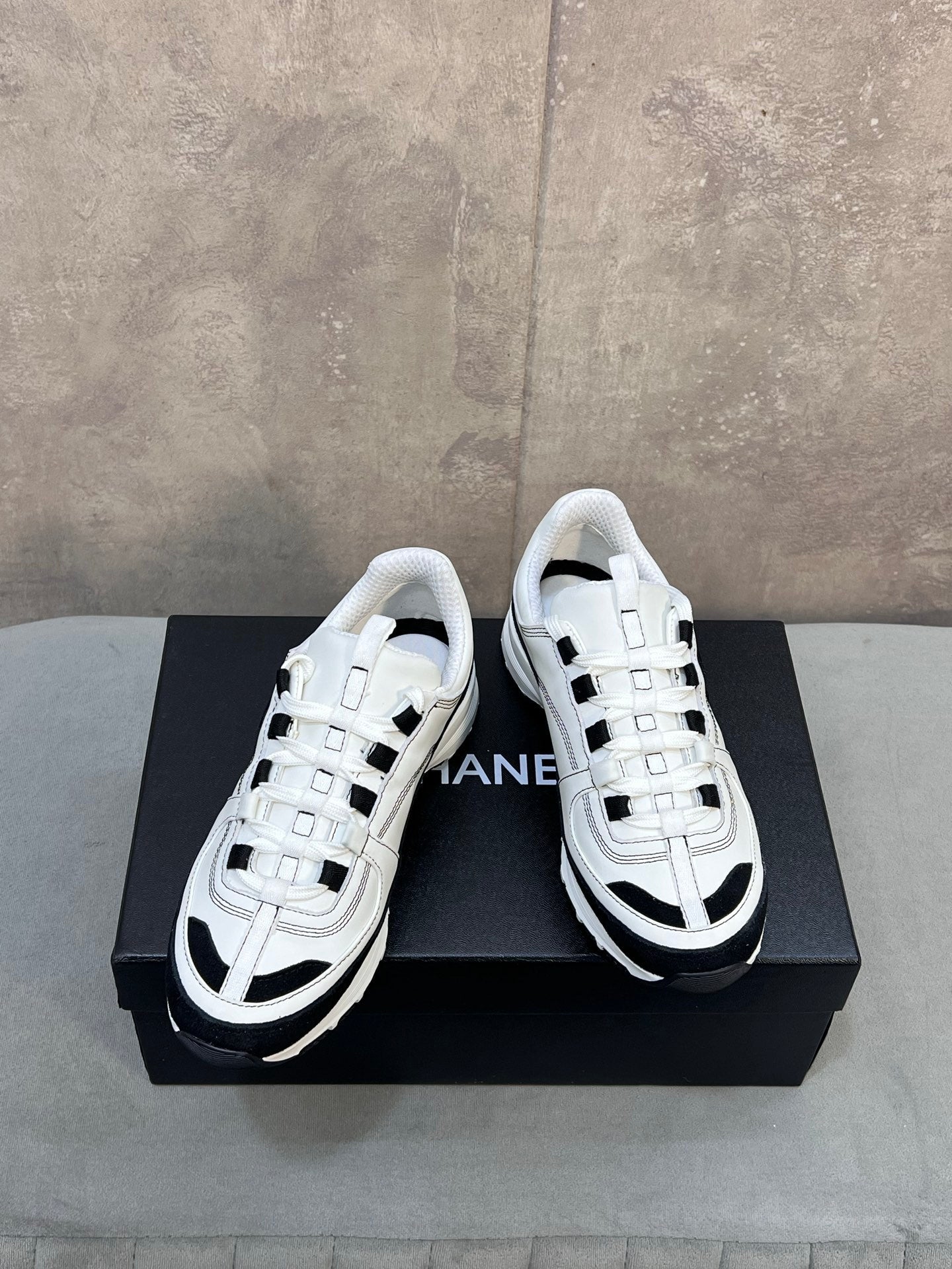 CHANEL 26S RUNNER CC LOGO SNEAKERS IN WHITE AND BLACK CALFSKIN