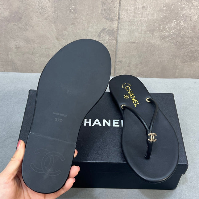 CHANEL 26S FLIP FLOPS IN BLACK CALFSKIN CC LOGO