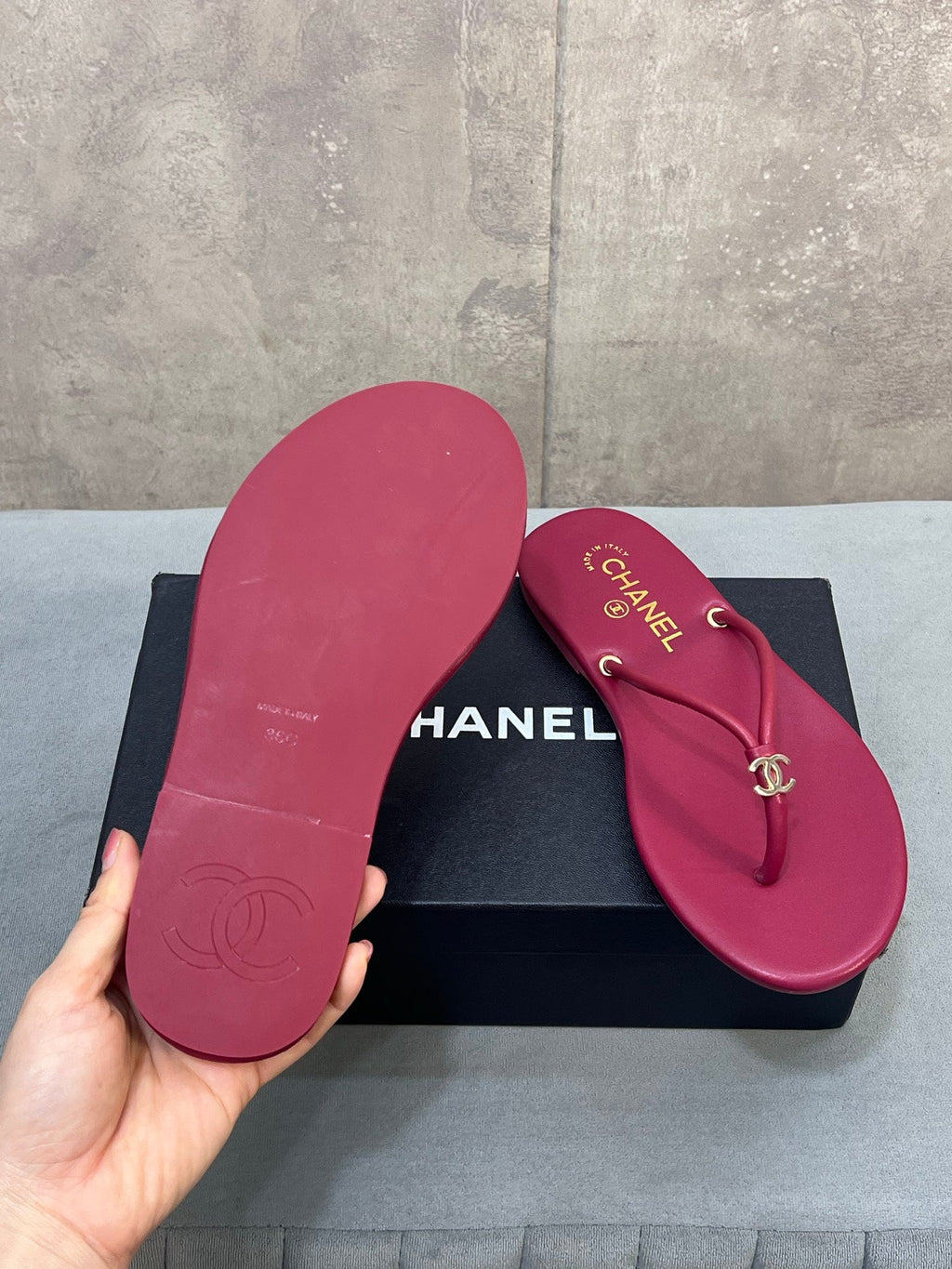 CHANEL 26S FLIP FLOPS IN RED CALFSKIN CC LOGO