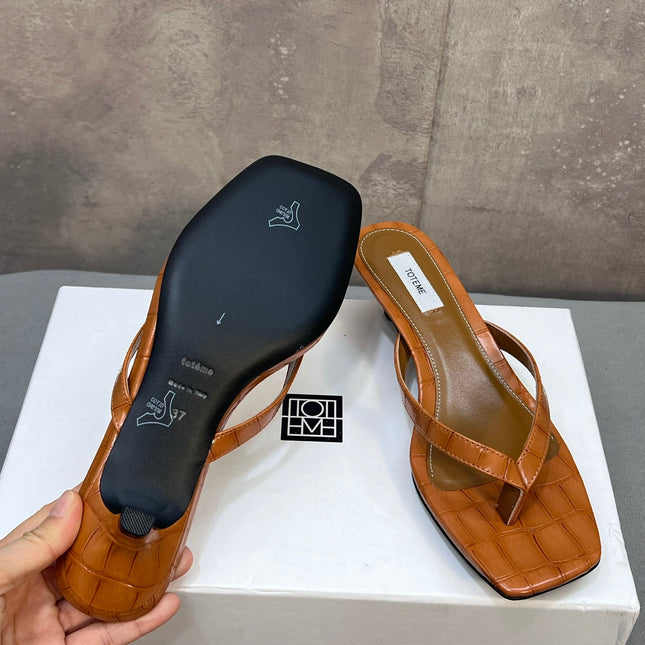THE ROW 26S SQUARE TOE THONG KITTEN HEEL SANDALS 45MM IN CARAMEL BROWN CROCODILE EMBOSSED CALFSKIN