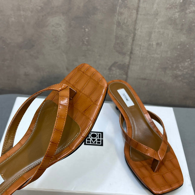 THE ROW 26S SQUARE TOE THONG KITTEN HEEL SANDALS 45MM IN CARAMEL BROWN CROCODILE EMBOSSED CALFSKIN