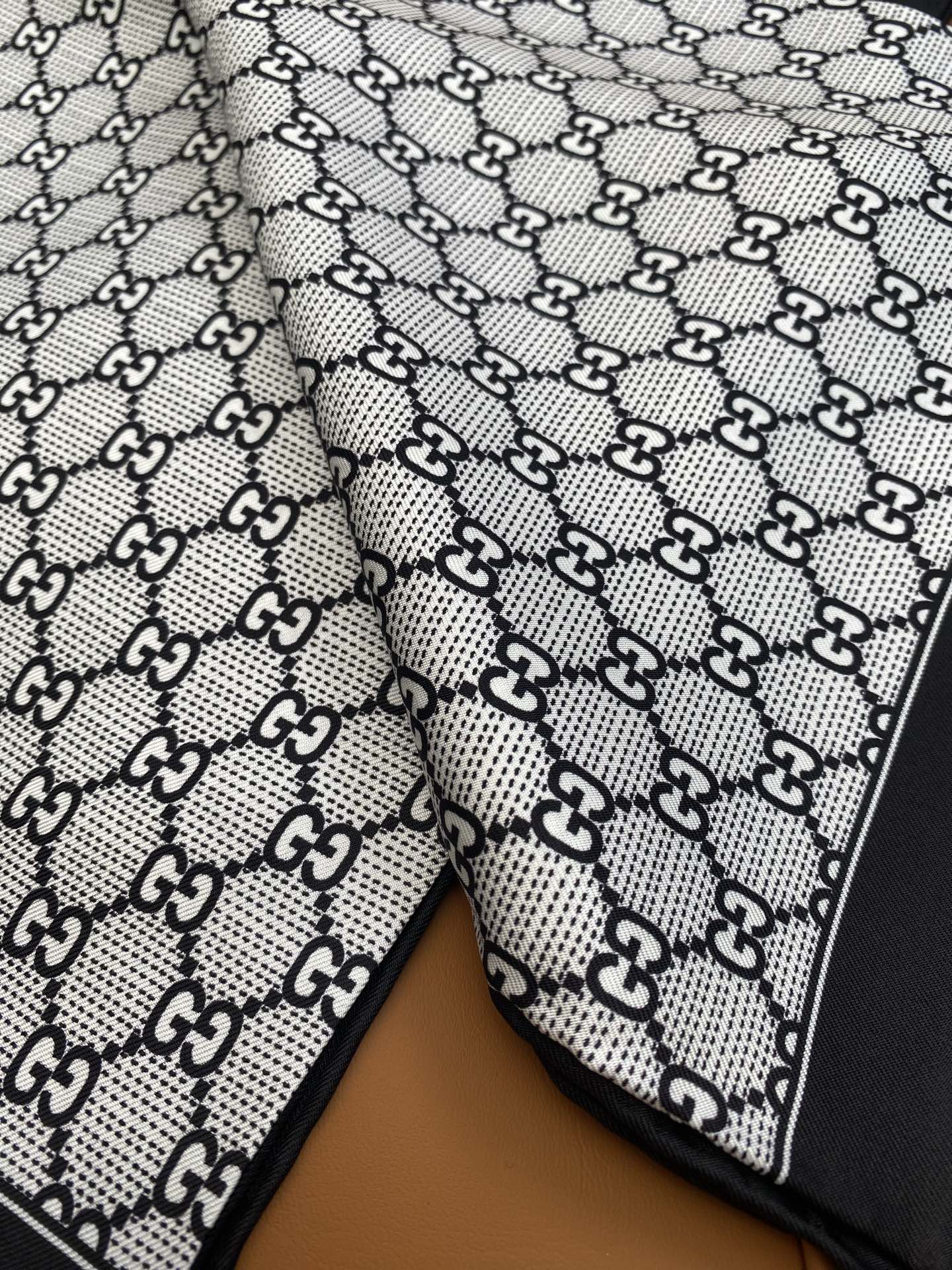 GUCCI 25S SCARF 90 IN SILK 709697
