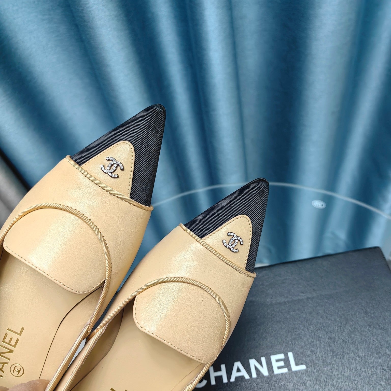 BALLET FLAT DARK CREAM MIX BLACK SHEEPSKIN POINTED TOE