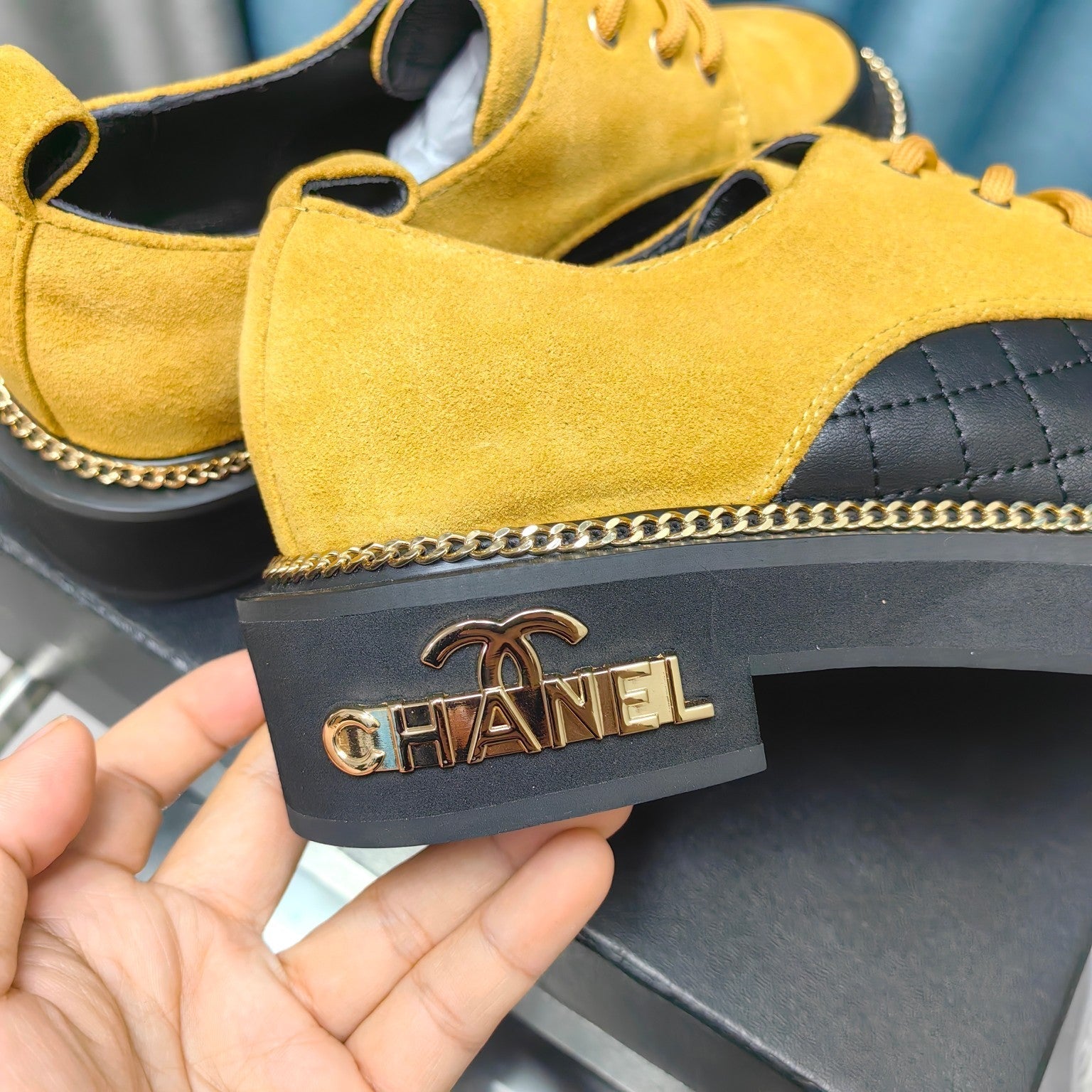OXFORD SHOES IN GOLD YELLOW SUEDE AND BLACK SHEEPSKIN